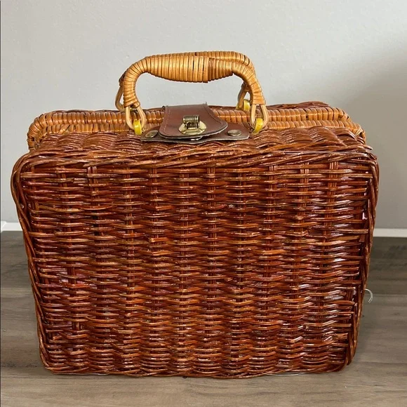 Vintage Porcelain Tea Sets Wicker Picnic Basket Kids Tea Party - Picture 8 of 8